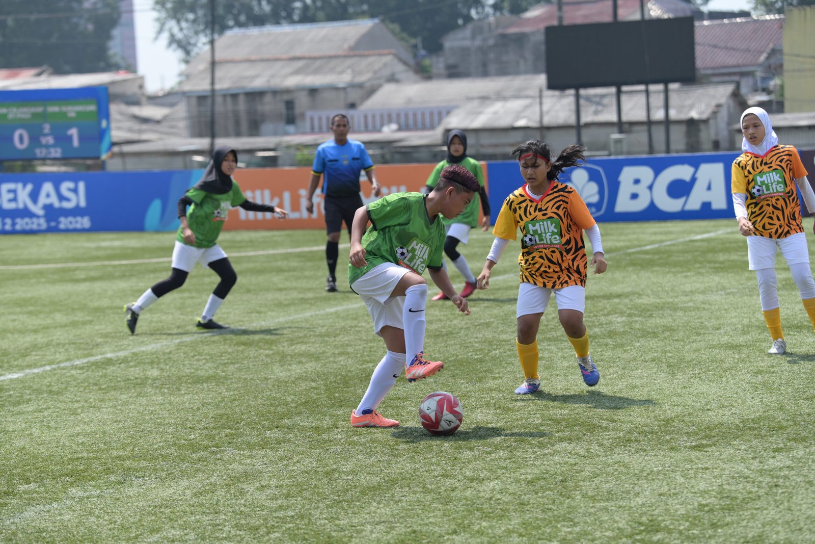 Pemain SDN Sukaresmi 06, Saira Clara Devina (jersey hijau) sedang mengontrol bola. (Foto: MLSC).