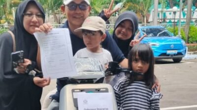 Kemeriahan Fun Walk Dewan Pers, Putri Pengurus SMSI Pusat Dapat Doorprize Motor Listrik