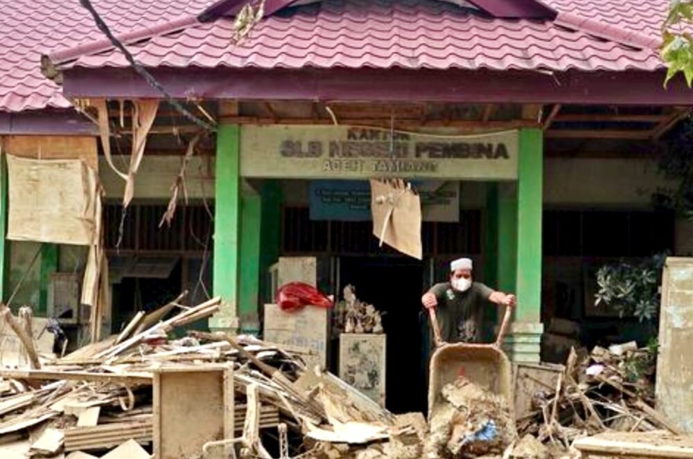 Kemendikdasmen Salurkan Bantuan Revitalisasi Rp 2,9 Triliun untuk Sekolah Terdampak Bencana