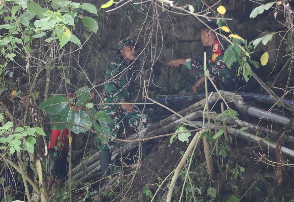 Terabas Hutan dan Tebing Curam, Satgas TMMD Perjuangkan Air Bersih di Lereng Probolinggo