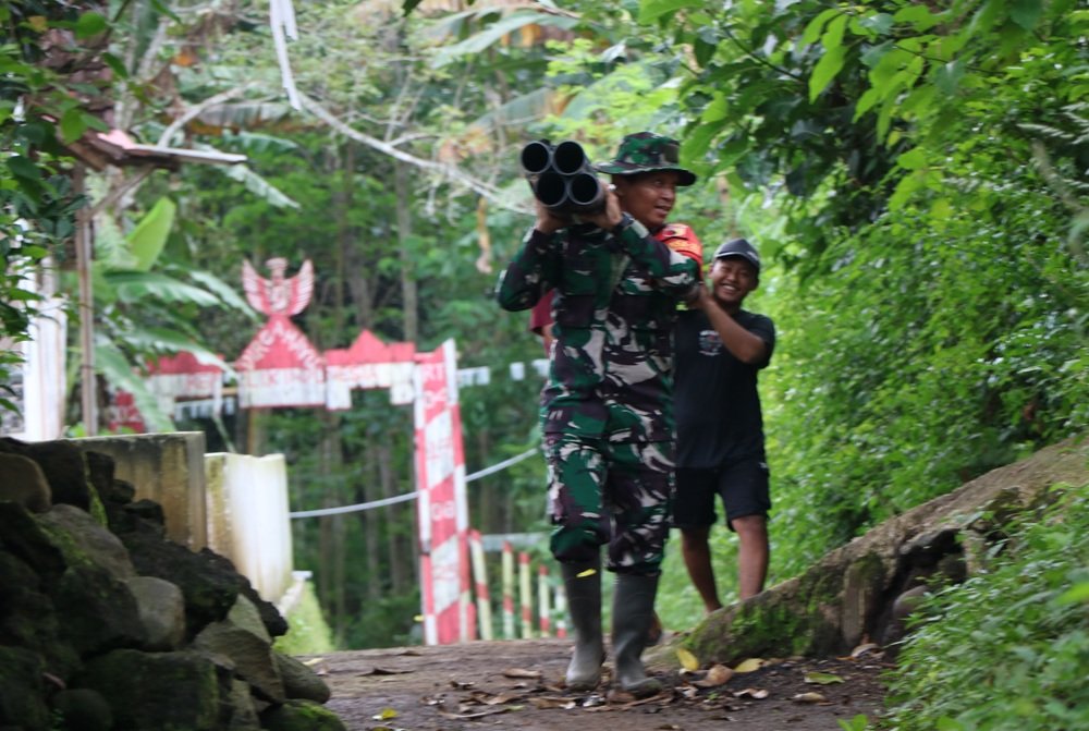 Terabas Hutan dan Tebing Curam, Satgas TMMD Perjuangkan Air Bersih di Lereng Probolinggo