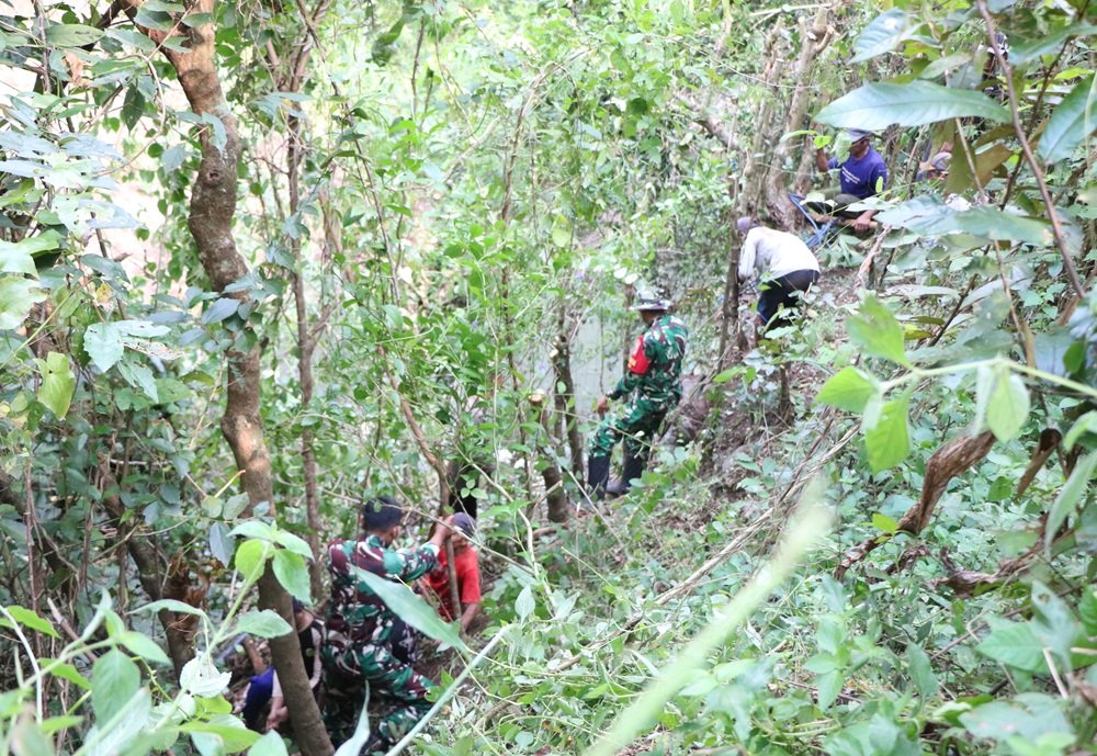 Terabas Hutan dan Tebing Curam, Satgas TMMD Perjuangkan Air Bersih di Lereng Probolinggo