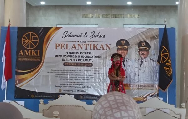 Sanggar Swarna Dahayu Tampilkan Tari Topeng di Pelantikan AMKI Indramayu