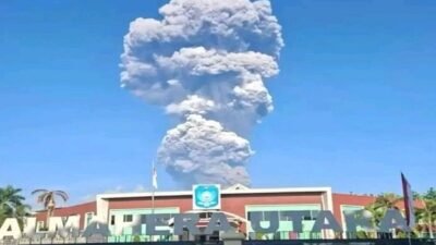 Asap putih kelabu dari aktivitas erupsi Gunung Dukono membumbung tinggi ke angkasa terlihat dari depan Kantor Bupati Halmahera Utara, Kawasan Pemerintahan, Gamsungi, Kecamatan Tobelo, Kabupaten Halmahera Utara, Maluku Utara, Jumat (8/5). (Foto: ist).