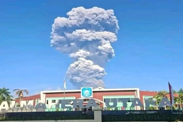 Asap putih kelabu dari aktivitas erupsi Gunung Dukono membumbung tinggi ke angkasa terlihat dari depan Kantor Bupati Halmahera Utara, Kawasan Pemerintahan, Gamsungi, Kecamatan Tobelo, Kabupaten Halmahera Utara, Maluku Utara, Jumat (8/5). (Foto: ist).