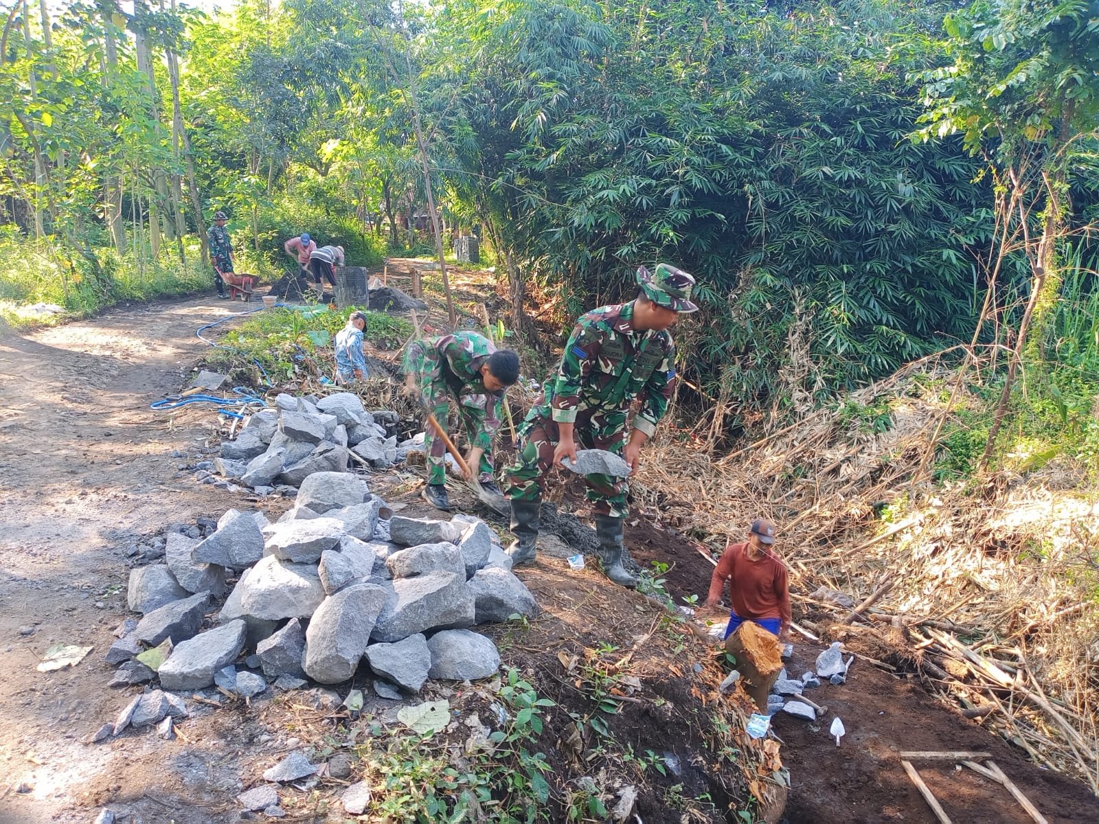 Pembangunan Tanggul Penahan Tanah dalam program TMMD Ke-128 Kodim 0820 Probolinggo di Dusun Klagin RT 19 RW 07 Desa Brabe, Kecamatan Maron, telah mencapai progres 85 persen. (Foto: ist)