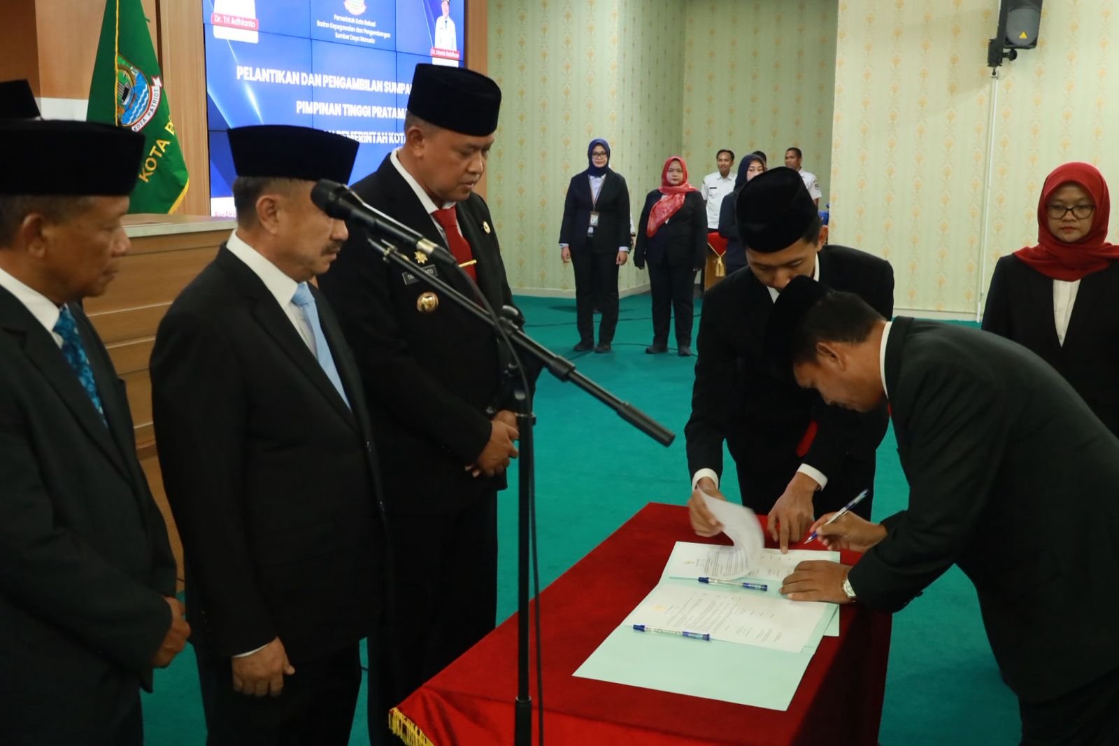 Wali Kota Bekasi Tri Adhianto melakukan rotasi terhadap dua pejabat Eselon II di lingkungan Pemerintah Kota Bekasi. (Foto: ist)