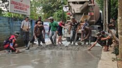 Siang Malam Dikebut, Pengecoran Jalan Simin Gaer di Kelurahan Jatirangga Terus Dipacu Demi Kepentingan Warga