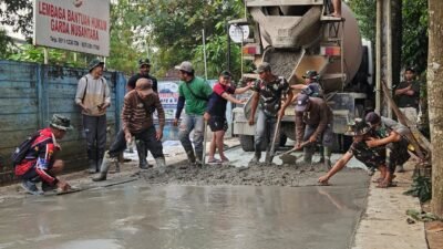 Siang Malam Dikebut, Pengecoran Jalan Simin Gaer di Kelurahan Jatirangga Terus Dipacu Demi Kepentingan Warga