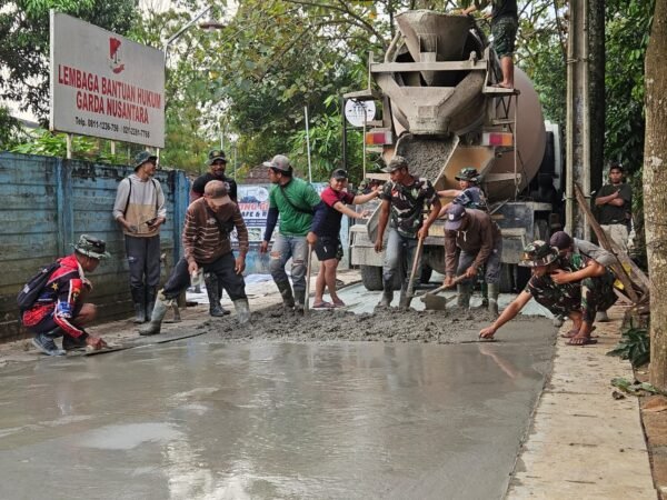 Siang Malam Dikebut, Pengecoran Jalan Simin Gaer di Kelurahan Jatirangga Terus Dipacu Demi Kepentingan Warga