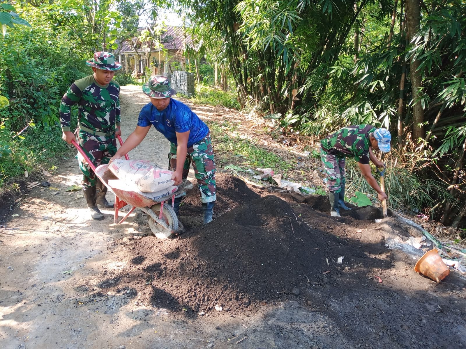 Pembangunan tembok penahan tanah atau TPT di Dusun Klagin, Desa Brabe, Kecamatan Maron, Kabupaten Probolinggo telah mencapai progres 95 persen. (Foto: ist)
