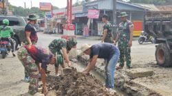 Menjelang penutupan TMMD Ke-128, Satgas Kodim 0507/Bekasi bersama warga menuntaskan revitalisasi Jalan Simin Gaer di Kelurahan Jatirangga, Kecamatan Jatisampurna. (Foto: ist/sp)
