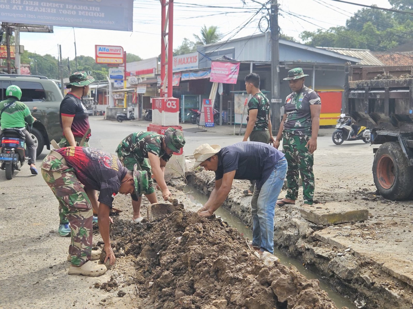 Menjelang penutupan TMMD Ke-128, Satgas Kodim 0507/Bekasi bersama warga menuntaskan revitalisasi Jalan Simin Gaer di Kelurahan Jatirangga, Kecamatan Jatisampurna. (Foto: ist/sp)