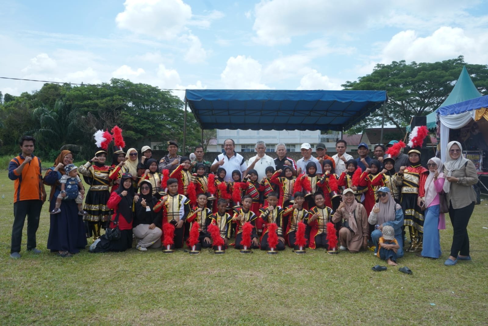 Lapangan Sepak Bola Universitas Asahan (UNA) berubah menjadi lautan kreativitas saat Bupati Asahan, Taufik Zainal Abidin, S.Sos., M.Si., secara resmi membuka Universitas Asahan Marching Band Competition (UNA NBC) 2026, Minggu (10/05). (Foto: ist)
