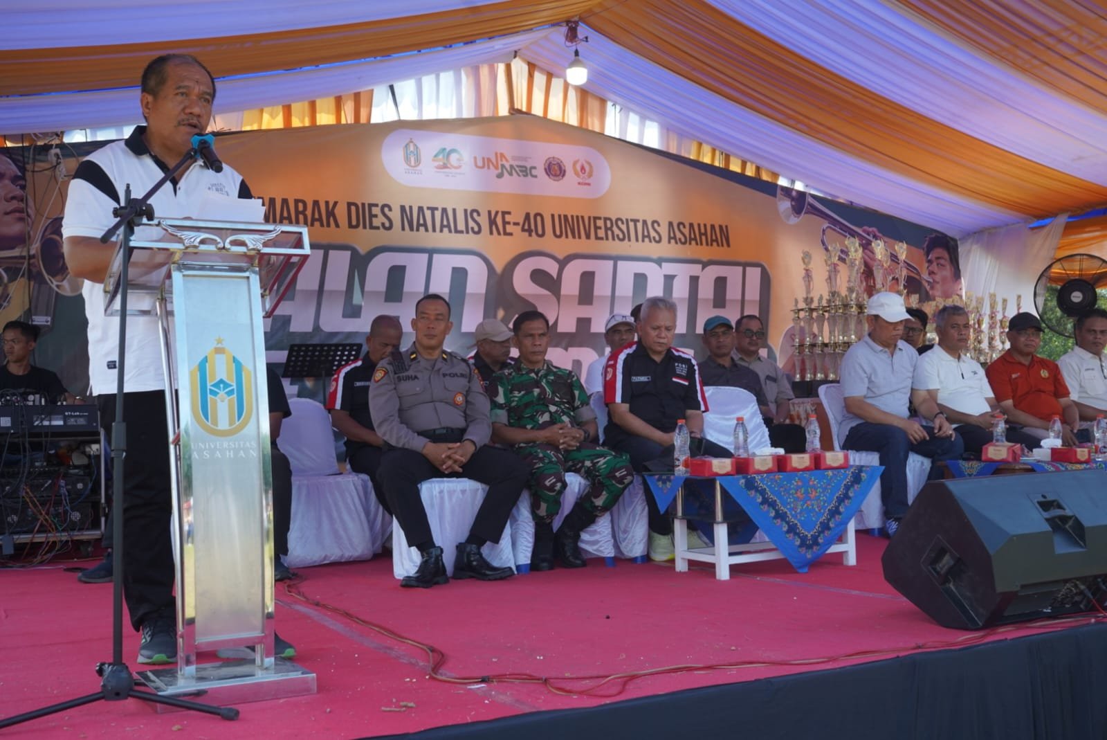 Lapangan Sepak Bola Universitas Asahan (UNA) berubah menjadi lautan kreativitas saat Bupati Asahan, Taufik Zainal Abidin, S.Sos., M.Si., secara resmi membuka Universitas Asahan Marching Band Competition (UNA NBC) 2026, Minggu (10/05). (Foto: ist)