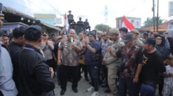 Bupati Asahan, Taufik Zainal Abidin, tanggapi aksi unjuk rasa di Jalan Besar Sei Silau Timur pada Kamis (07/05/2026) siang.(Foto: ist).