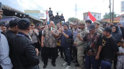 Bupati Asahan, Taufik Zainal Abidin, tanggapi aksi unjuk rasa di Jalan Besar Sei Silau Timur pada Kamis (07/05/2026) siang.(Foto: ist).