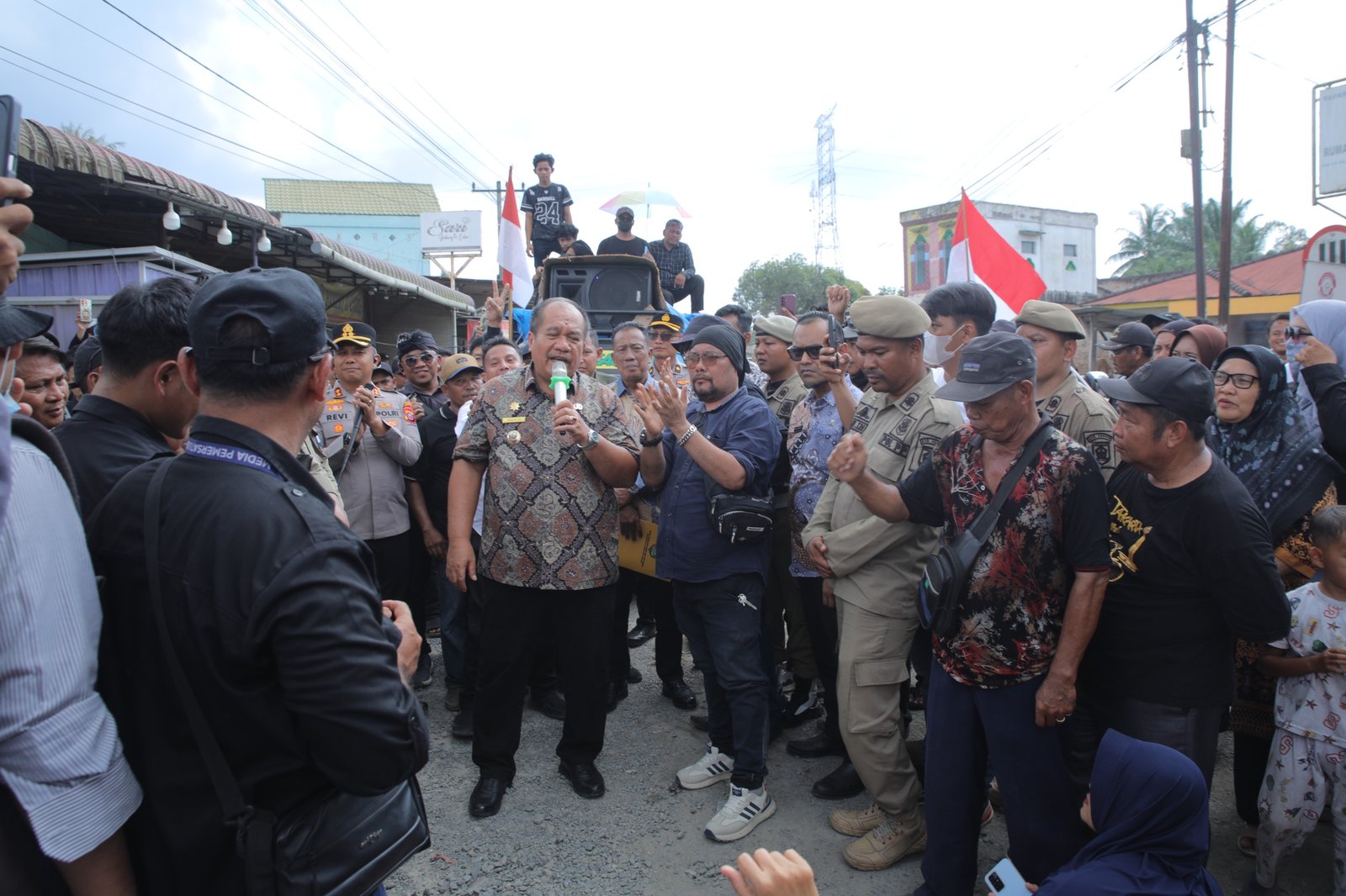 Bupati Asahan, Taufik Zainal Abidin, tanggapi aksi unjuk rasa di Jalan Besar Sei Silau Timur pada Kamis (07/05/2026) siang.(Foto: ist).