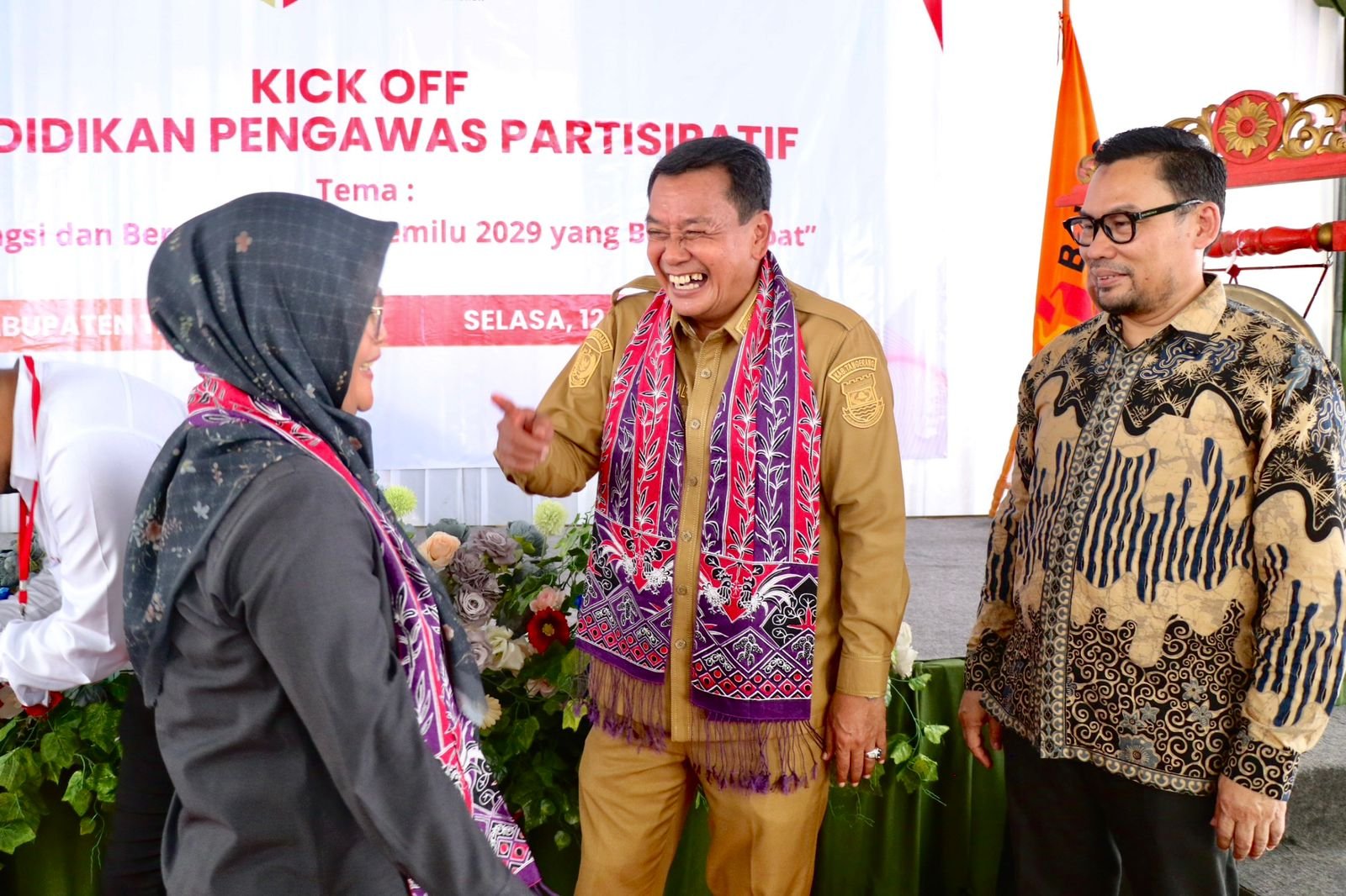 Bupati Tangerang, Moch Maesyal Rasyid (tengah) bersama Anggota Bawaslu RI, Lolly Suhenty saat "kick off" Peluncuran Nasional Pendidikan Pengawas Partisipatif 2026. (Ist)