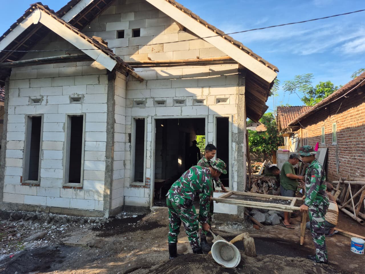 Pembangunan Rehabilitasi Rumah Tidak Layak Huni milik Ibu Rafi'ah atau Ramo usia 83 tahun di Dusun Klagin RT 18 RW 06 Desa Brabe, Kecamatan Maron, Kabupaten Probolinggo, telah mencapai progres 85 persen. (Foto: ist)