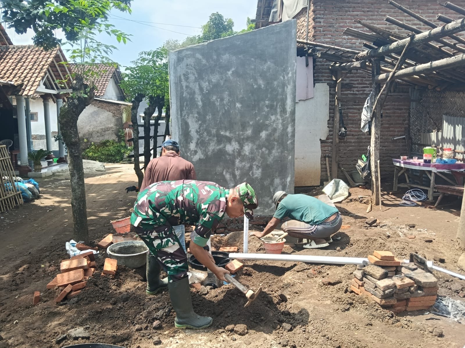 Pembangunan Rehabilitasi Rumah Tidak Layak Huni milik Ibu Seniwati usia 36 tahun di Dusun Klagin RT 19 RW 07 Desa Brabe, Kecamatan Maron, telah mencapai progres 90 persen. (Foto: ist)