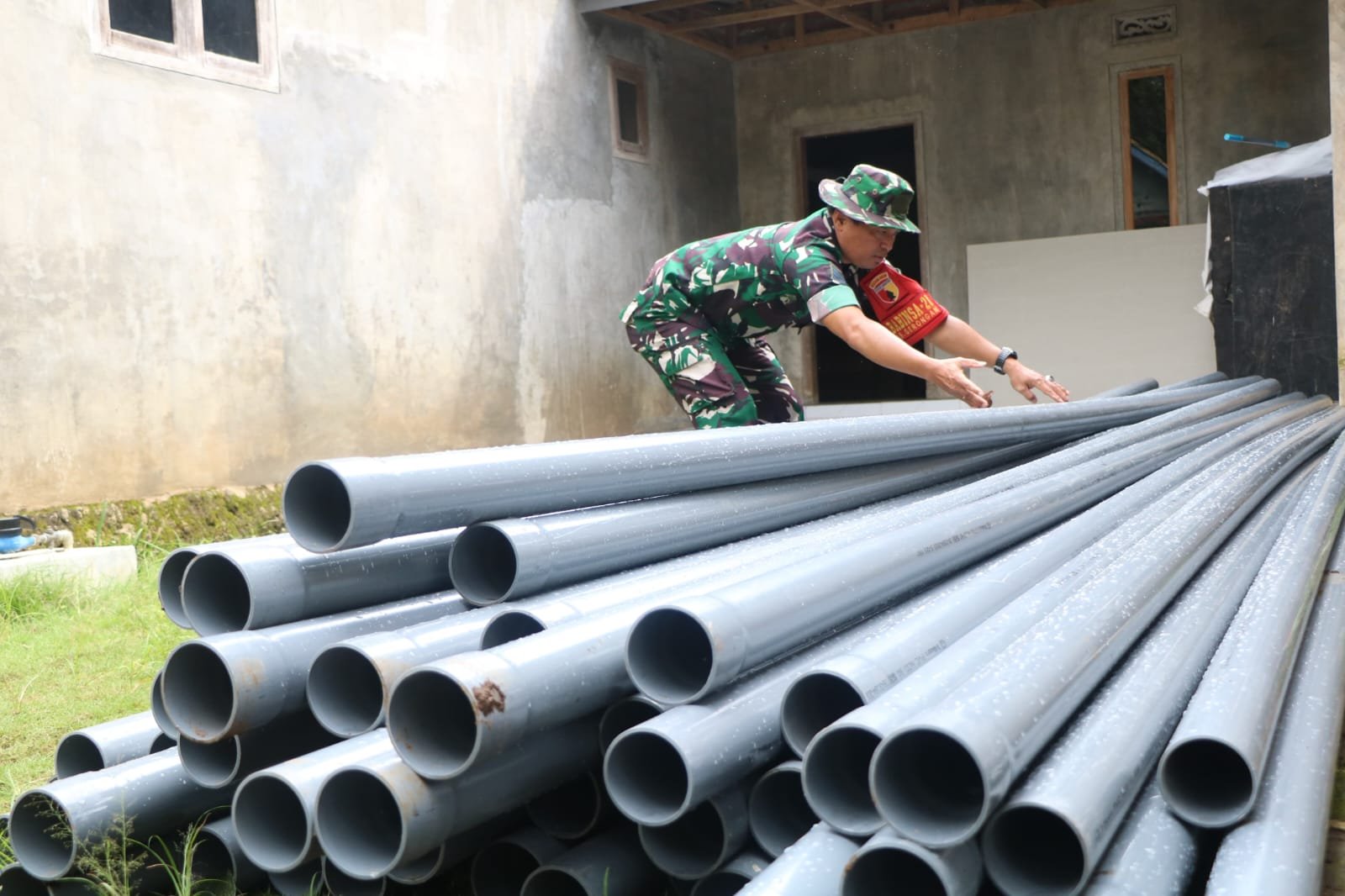 Pelaksanaan TMMD Ke-128, progres pekerjaan pipanisasi yang dikerjakan Satgas TMMD terus menunjukkan perkembangan signifikan. Hingga saat ini, pemasangan pipanisasi telah mencapai progres 80 persen. (Foto: ist)