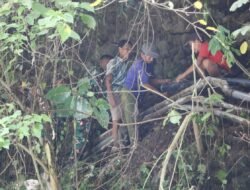 Menembus Jalur Terjal Demi Air Bersih Warga Brabe