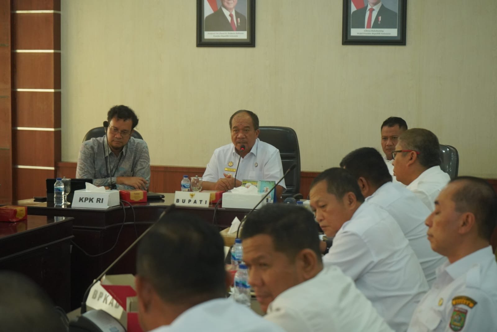 Pemerintah Kabupaten Asahan resmi menutup rangkaian Bimbingan Teknis (Bimtek) Kabupaten/Kota Percontohan Anti Korupsi melalui agenda exit meeting yang digelar di Aula Mawar Kantor Bupati Asahan, Rabu (06/06). (Foto: ist).