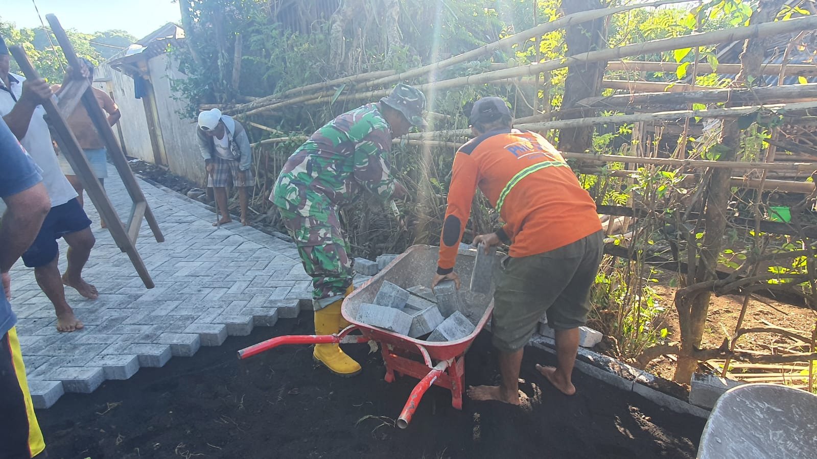 Program pavingisasi jalan desa sepanjang 600 meter di Dusun Klagin Desa Brabe, Kecamatan Maron, Kabupaten Probolinggo telah selesai dikerjakan 400 meter. (Foto: ist)