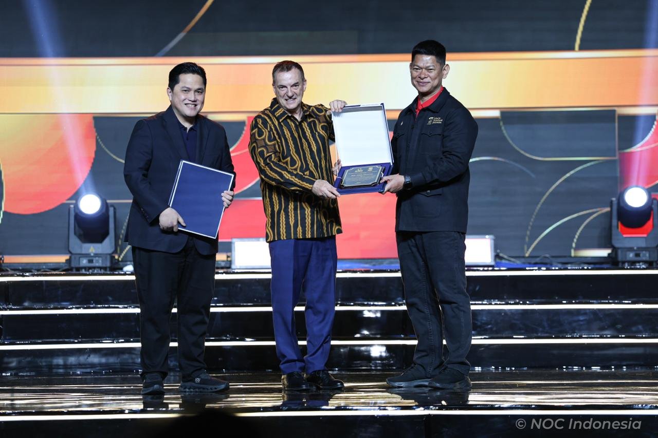 Pelatih Timnas Hockey Indonesia asal Malaysia, Muhammad Dhaarma Raj, mengaku bangga dan terharu usai menerima penghargaan Pelatih Terbaik dalam ajang The Game Changer NOC Indonesia Award 2026. (Foto: NOC).