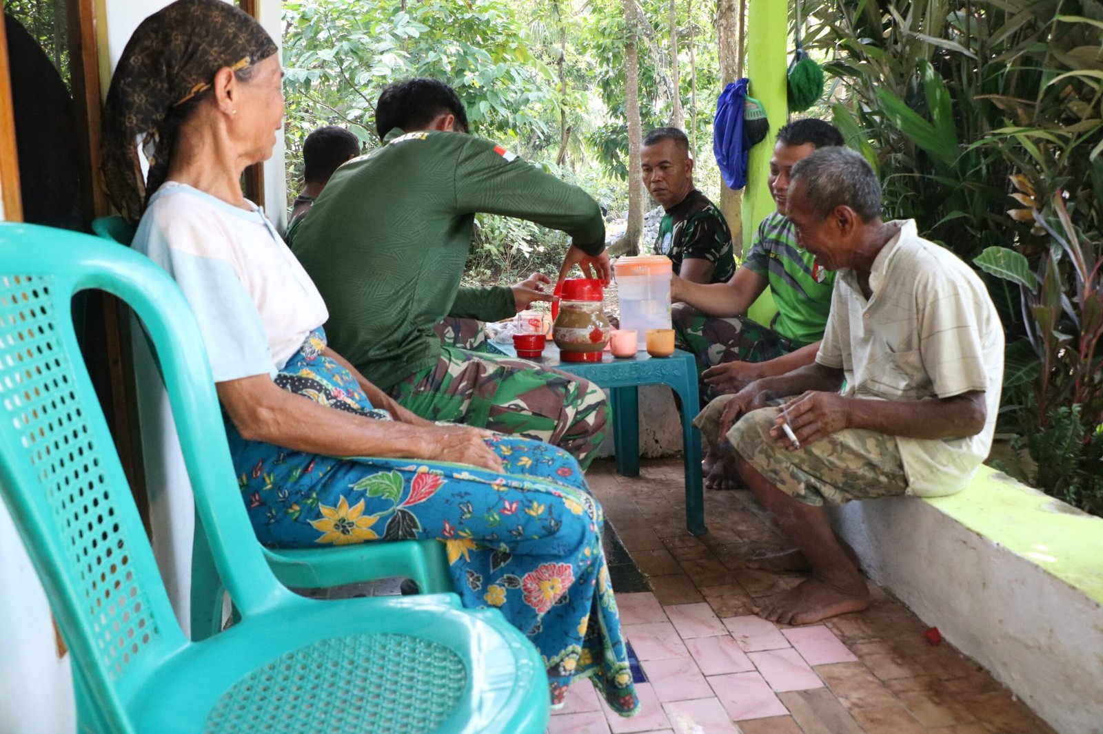 Suasana penuh keakraban dan kebersamaan terlihat usai kegiatan non fisik TMMD Ke-128 di Dusun Kemuning, Desa Brabe, Kecamatan Maron. (Foto: ist)