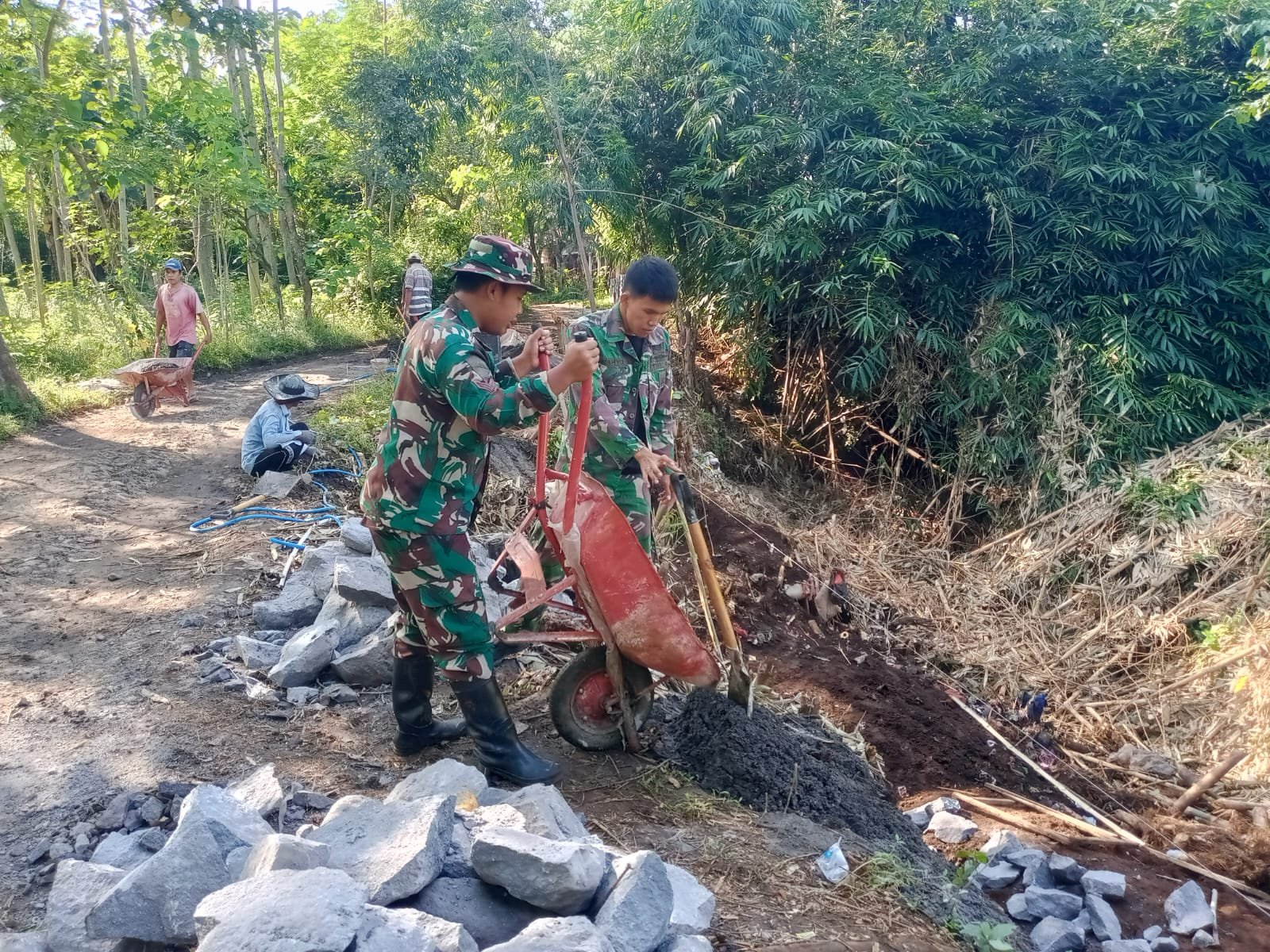 Pembangunan Tanggul Penahan Tanah dalam program TMMD Ke-128 Kodim 0820 Probolinggo di Dusun Klagin RT 19 RW 07 Desa Brabe, Kecamatan Maron, telah mencapai progres 85 persen. (Foto: ist)