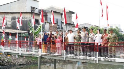 Pangdam Jaya Letjen TNI Deddy Suryadi, S.I.P., M.Si., meresmikan Jembatan Garuda dan Gentengisasi yang berada di wilayah Kodam Jaya sebagai bentuk dukungan terhadap peningkatan konektivitas, mobilitas masyarakat, serta penguatan infrastruktur yang terpusat di Kel, Pademangan Jakarta Uatara Jumat (8/5/2026). (Foto: ist)