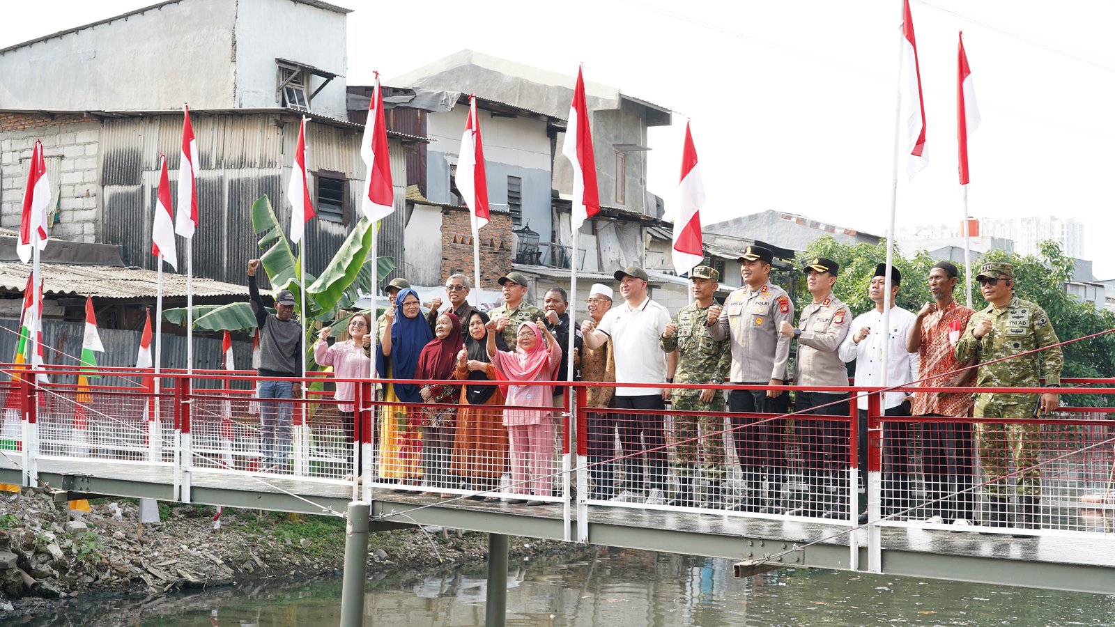 Pangdam Jaya Letjen TNI Deddy Suryadi, S.I.P., M.Si., meresmikan Jembatan Garuda dan Gentengisasi yang berada di wilayah Kodam Jaya sebagai bentuk dukungan terhadap peningkatan konektivitas, mobilitas masyarakat, serta penguatan infrastruktur yang terpusat di Kel, Pademangan Jakarta Uatara Jumat (8/5/2026). (Foto: ist)