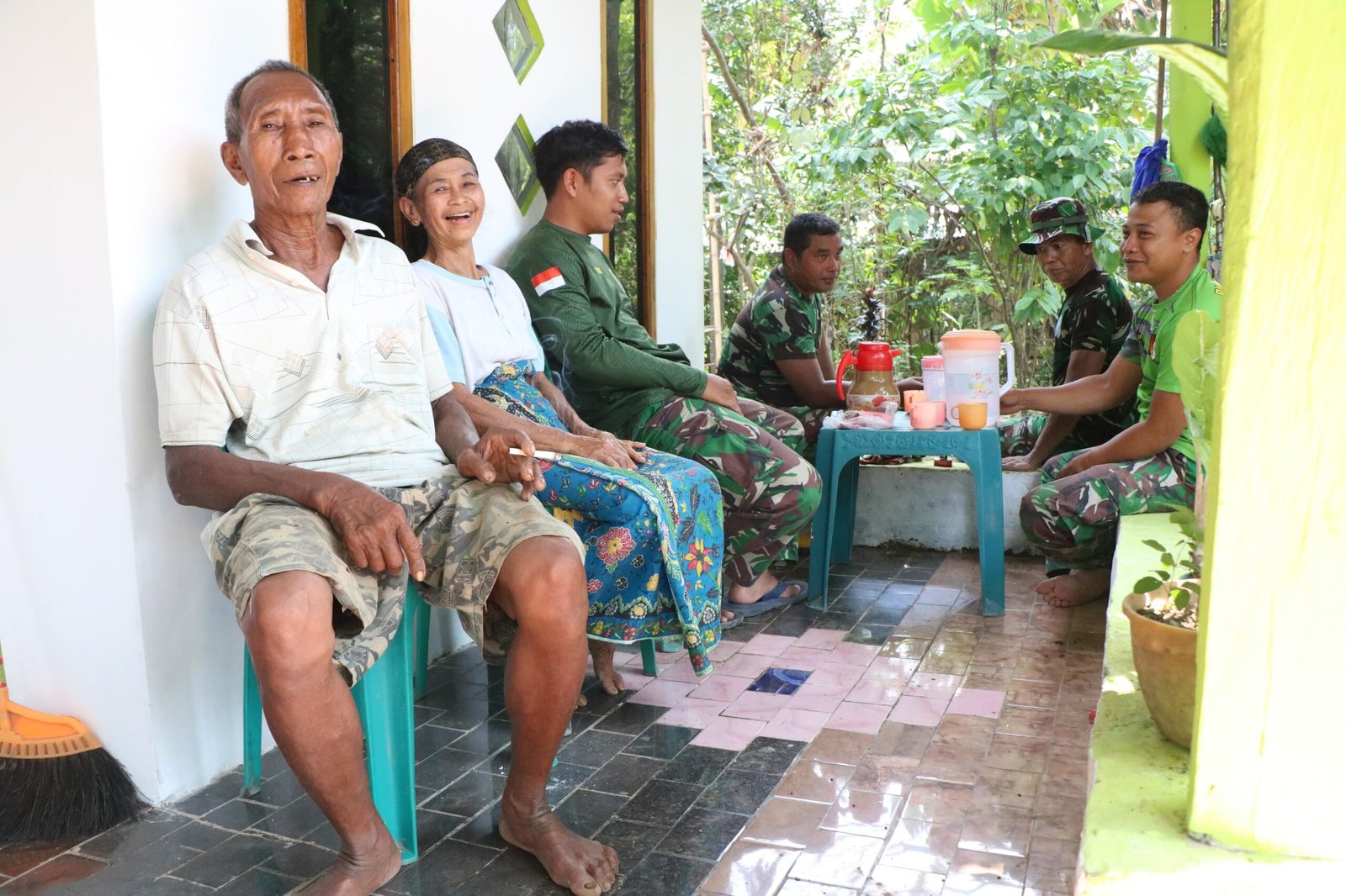 Suasana penuh keakraban dan kebersamaan terlihat usai kegiatan non fisik TMMD Ke-128 di Dusun Kemuning, Desa Brabe, Kecamatan Maron. (Foto: ist)