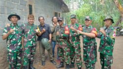 Mantan Dandim 0820/Probolinggo Letkol Arh Iwan Hermaya Purnawan menerima sambutan hangat saat mengunjungi lokasi TMMD Ke-128 di Desa Brabe, Kecamatan Maron, Kabupaten Probolinggo. (Foto: ist/sp)