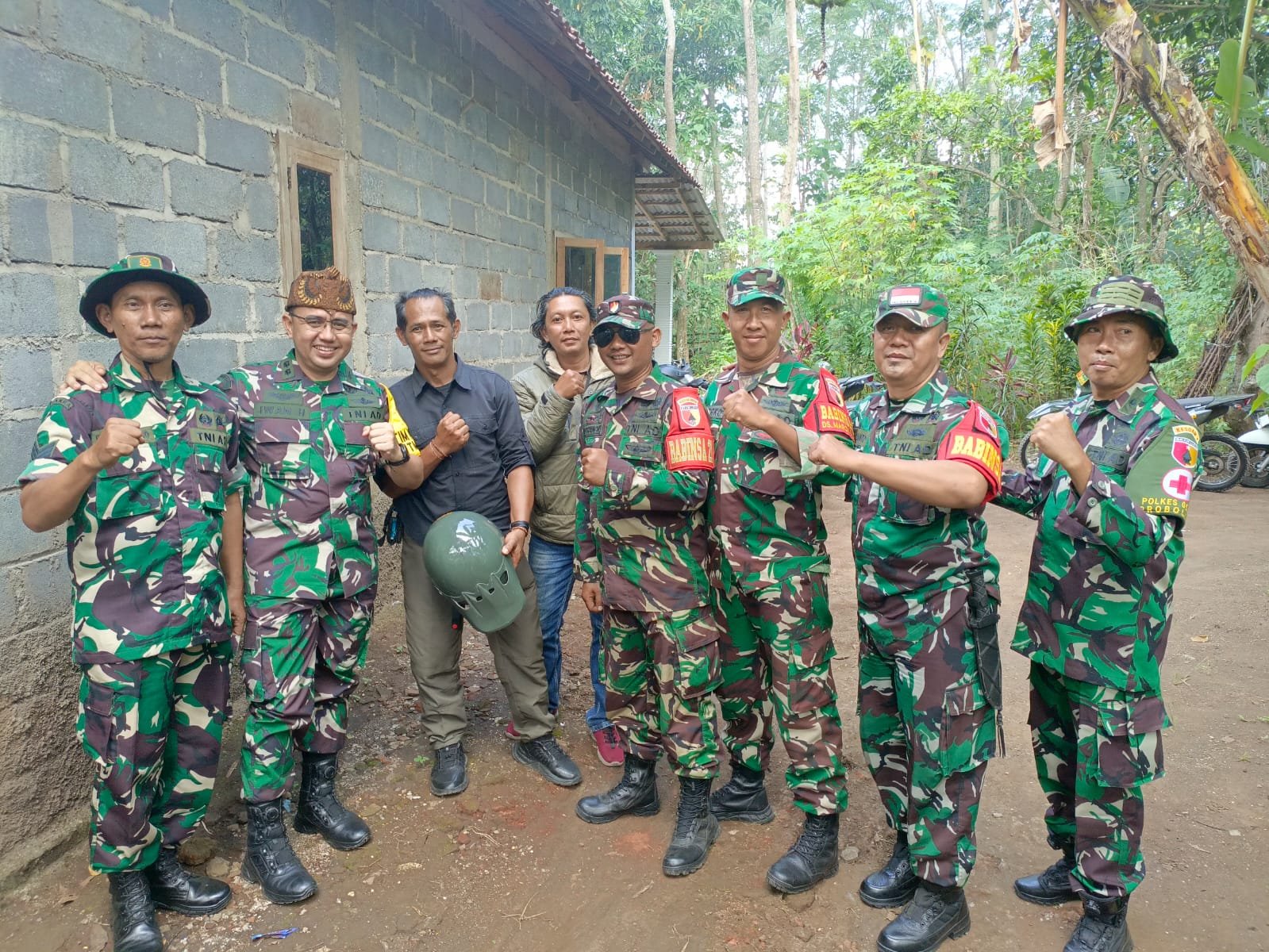 Mantan Dandim 0820/Probolinggo Letkol Arh Iwan Hermaya Purnawan menerima sambutan hangat saat mengunjungi lokasi TMMD Ke-128 di Desa Brabe, Kecamatan Maron, Kabupaten Probolinggo. (Foto: ist/sp)