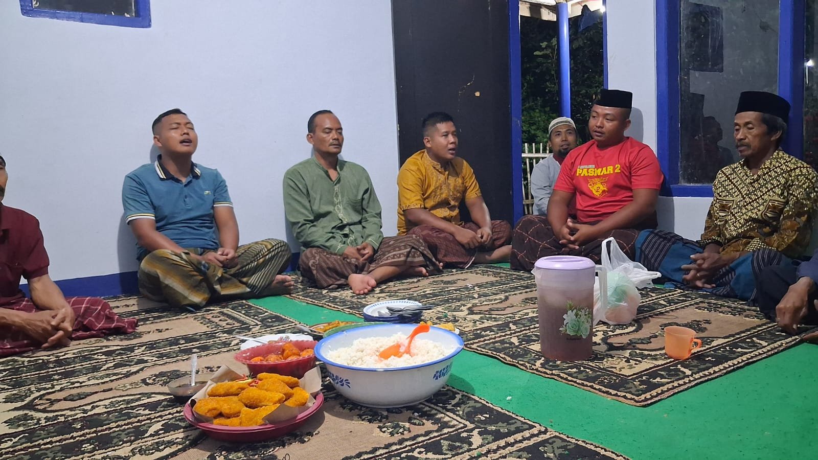 Satgas TMMD Ke-128 Kodim 0820 Probolinggo melaksanakan kegiatan Yasinan rutin malam Jumat bersama warga di Musholla Al Ikhwan Dusun Klagin RT 19 RW 07 Desa Brabe, Kecamatan Maron, Kabupaten Probolinggo. (Foto: ist)
