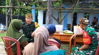 Tim Wasev Sterad TNI Jalin Keakraban Bersama Penerima Manfaat Program TMMD