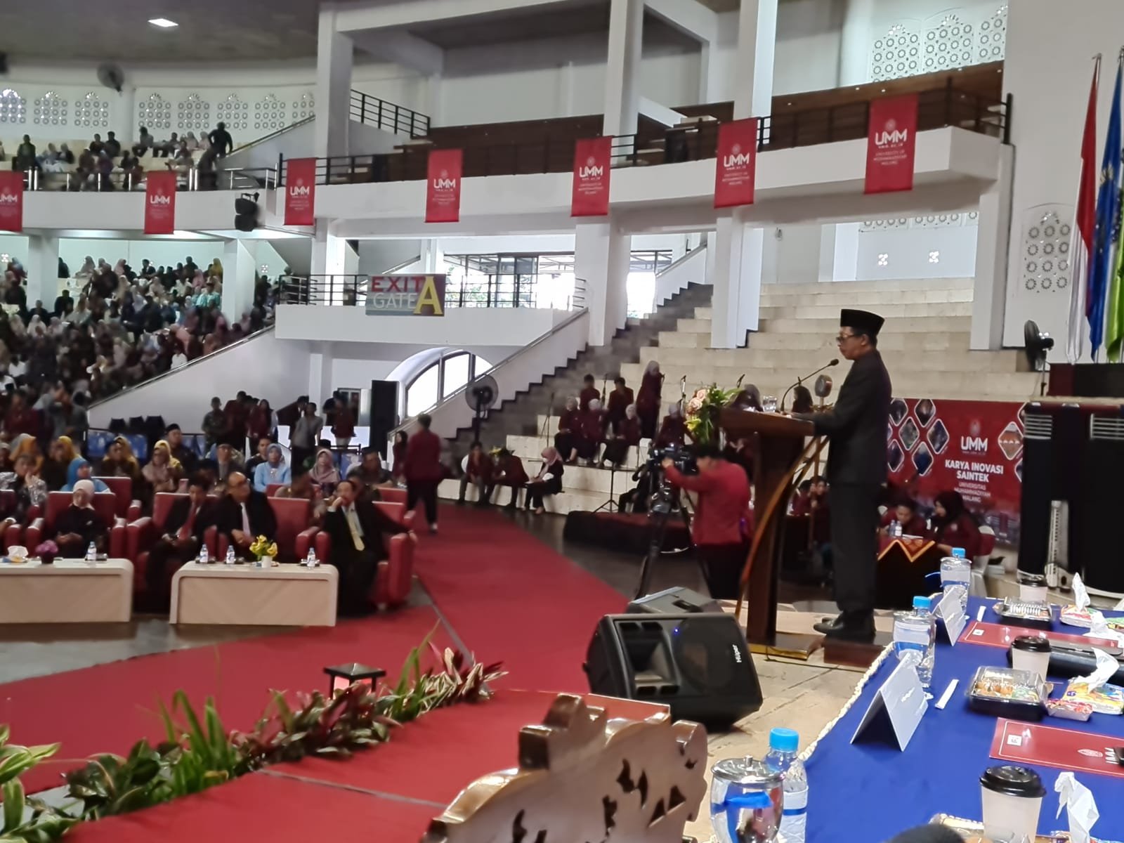 PEMBICARA-Akhmad Sugiharto, ST, MT, Sekda Demak saat menjadi pembicara dihadapan ribuan Wisuda ke-121 Universitas Muhammadiyah Malang. (Foto UMM).