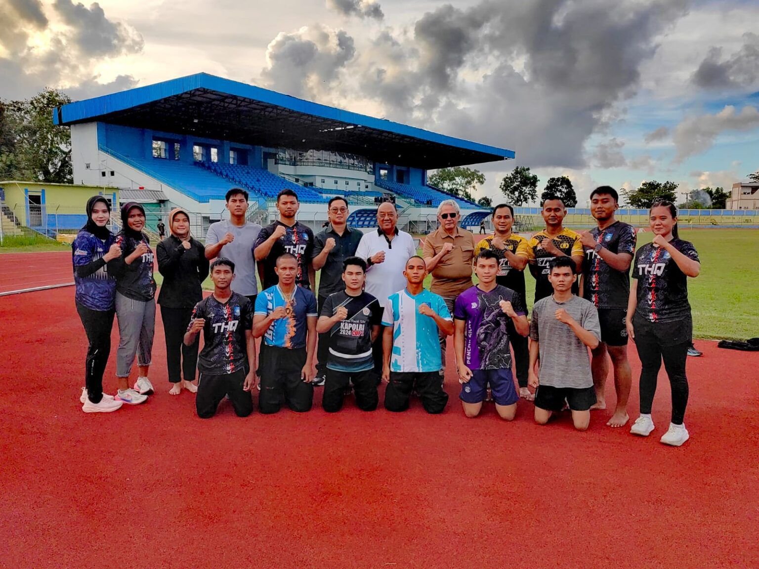 Ketua Umum Komite Olahraga Nasional Indonesia (KONI) Pusat Letjen TNI Purn Marciano Norman meninjau atlet-atlet Pencak Silat Bangka Belitung yang tengah berlatih di Stadion Depati Amir Pangkalpinang pada 12 Mei 2026. (Foto: Koni).