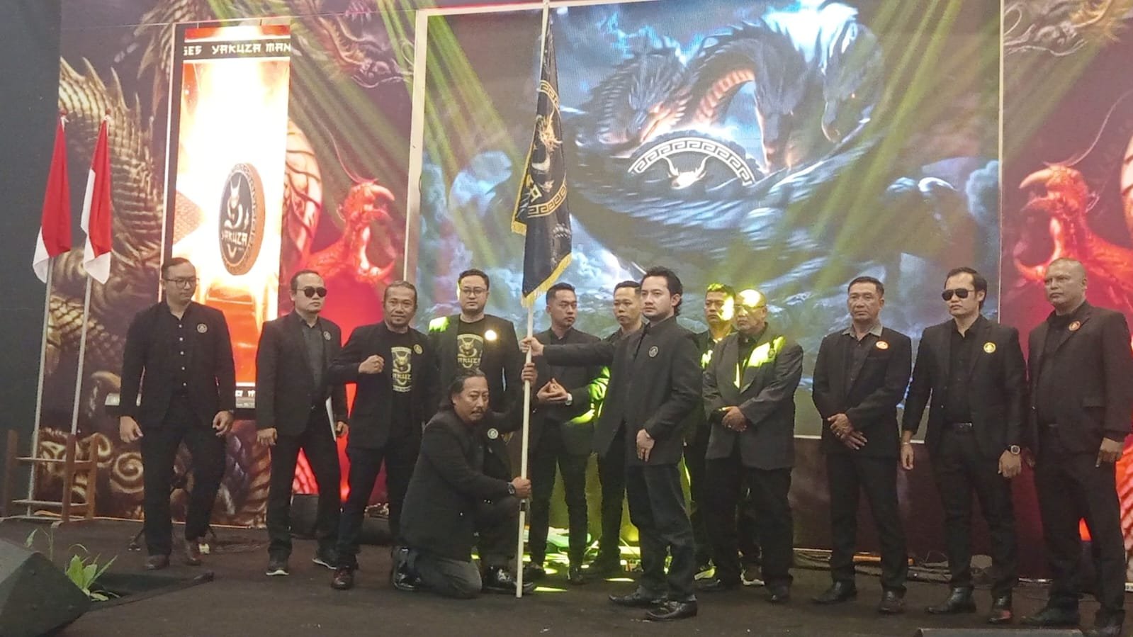 Pendiri Yakuza Maneges, Den Gus Thuba saat penyerahan bendera Pataka kepada Ketua Pusat Yakuza Maneges, Hari Widodo. (Foto: Chandra Nurcahyo)