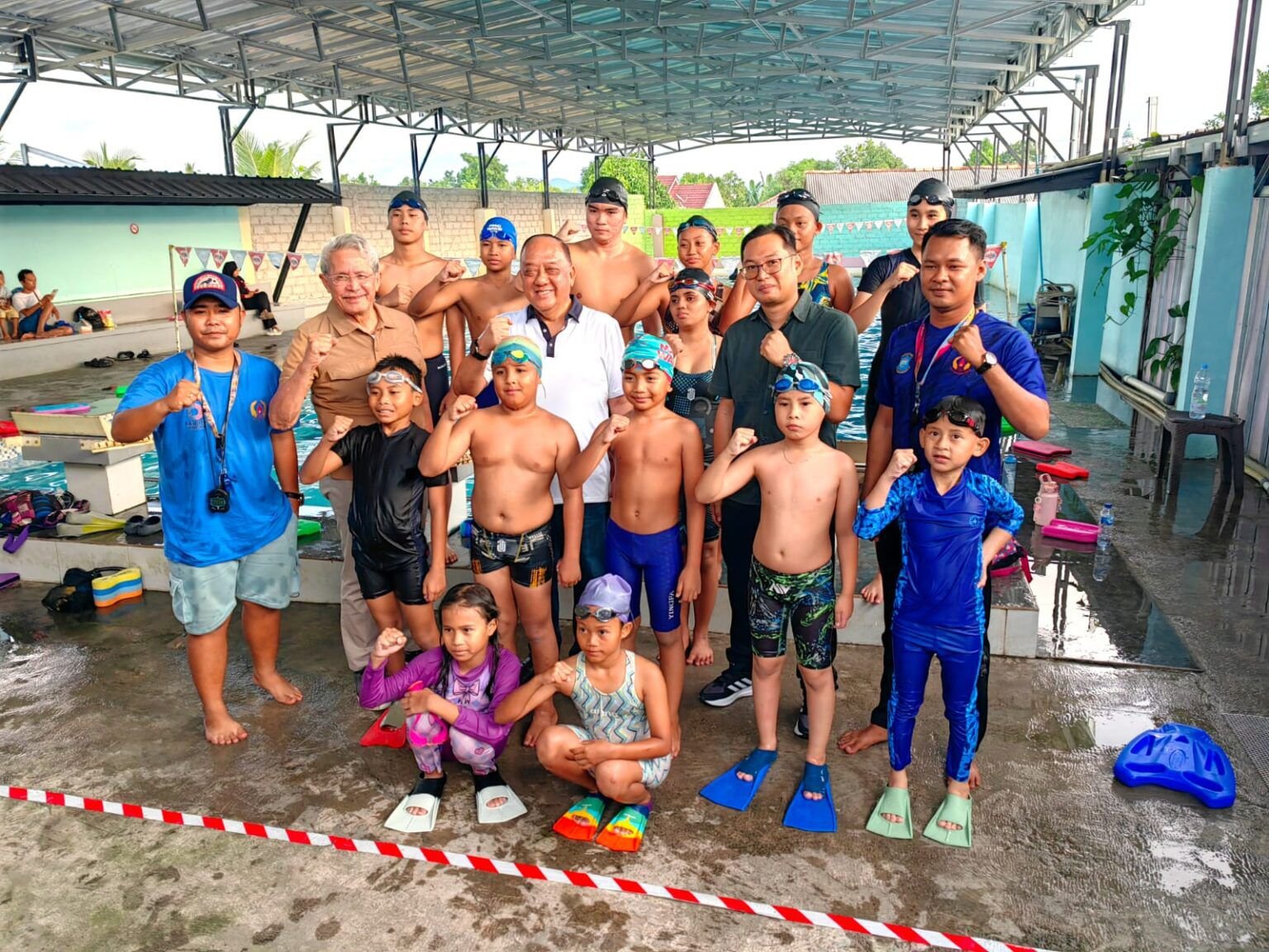 Ketua Umum Komite Olahraga Nasional Indonesia (KONI) Pusat Letjen TNI Purn Marciano Norman meninjau atlet-atlet Renang Bangka Belitung yang tengah berlatih.  (Foto: Koni).