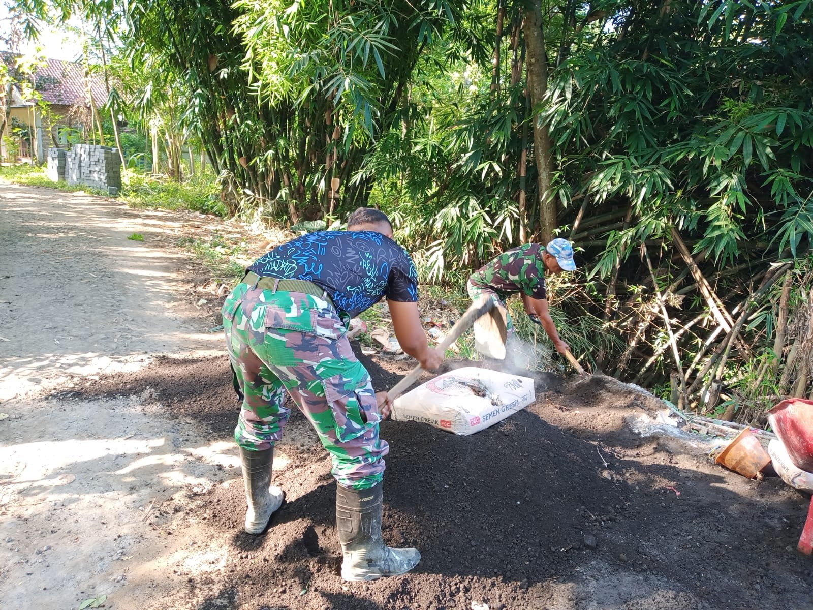 Pembangunan tembok penahan tanah atau TPT di Dusun Klagin, Desa Brabe, Kecamatan Maron, Kabupaten Probolinggo telah mencapai progres 95 persen. (Foto: ist)
