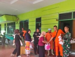 Koramil Wonomerto Melakukan Pendampingan Dalam Pembagian Sembako Kepada Masyarakat