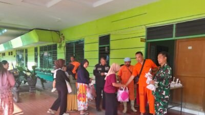 Koramil 0820/07 Wonomerto melakukan pendampingan dan pengamanan pembagian sembako dari PT PHOKPHAN Sepuh Gembol kepada masyarakat di Probolinggo, Selasa (19/5). (Foto: ist/sp)
