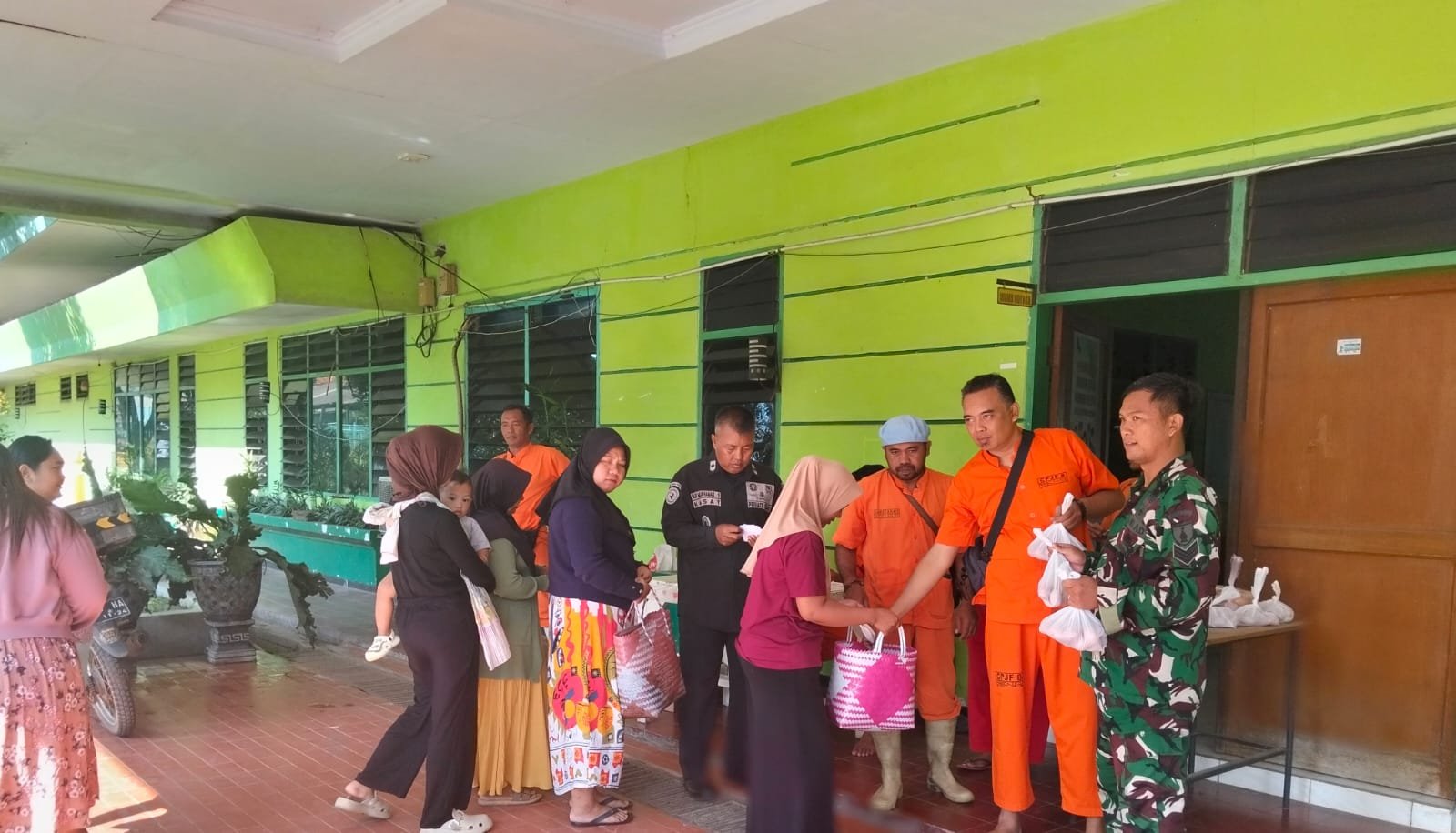 Koramil 0820/07 Wonomerto melakukan pendampingan dan pengamanan pembagian sembako dari PT PHOKPHAN Sepuh Gembol kepada masyarakat di Probolinggo, Selasa (19/5). (Foto: ist/sp)