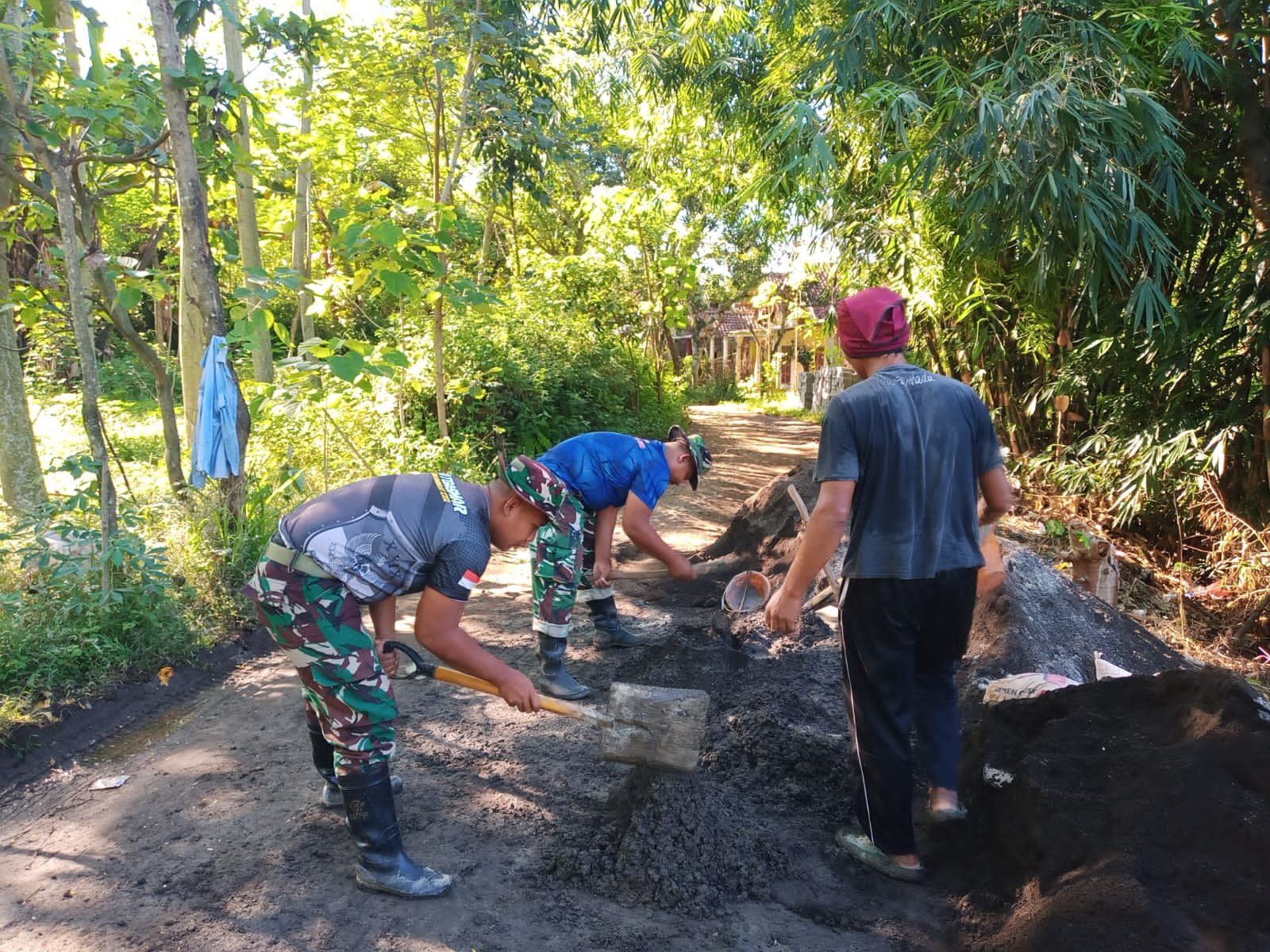 Pembangunan Tanggul Penahan Tanah di Jalan Dusun Klagin RT 19 RW 07 Desa Brabe, Kecamatan Maron, Kabupaten Probolinggo, telah mencapai progres 85 persen. (Foto: ist)