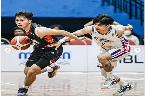 Hangtuah Jakarta menutup perjalanan musim reguler IBL GoPay 2026 dengan kemenangan meyakinkan setelah menundukkan RANS Simba Bogor dengan skor 72-53 di GOR Ciracas, Minggu (10/5/2026). (Foto: ist).