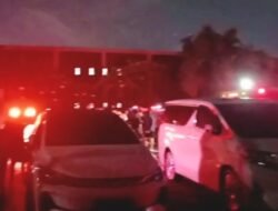 Kebakaran Metro Sport Center Semarang, Petugas Evakuasi Korban yang Terjebak di Dalam Gedung